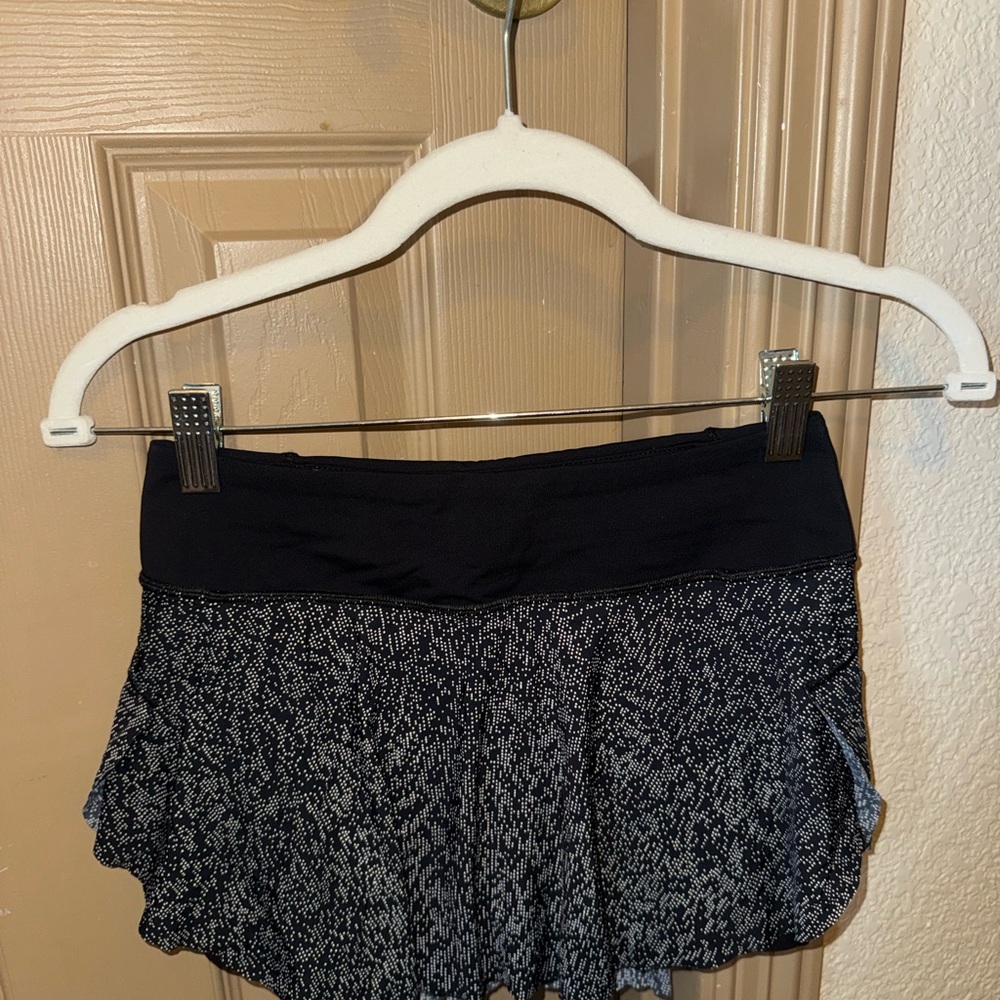 Lulu Lemon Women's Black and White Skirt